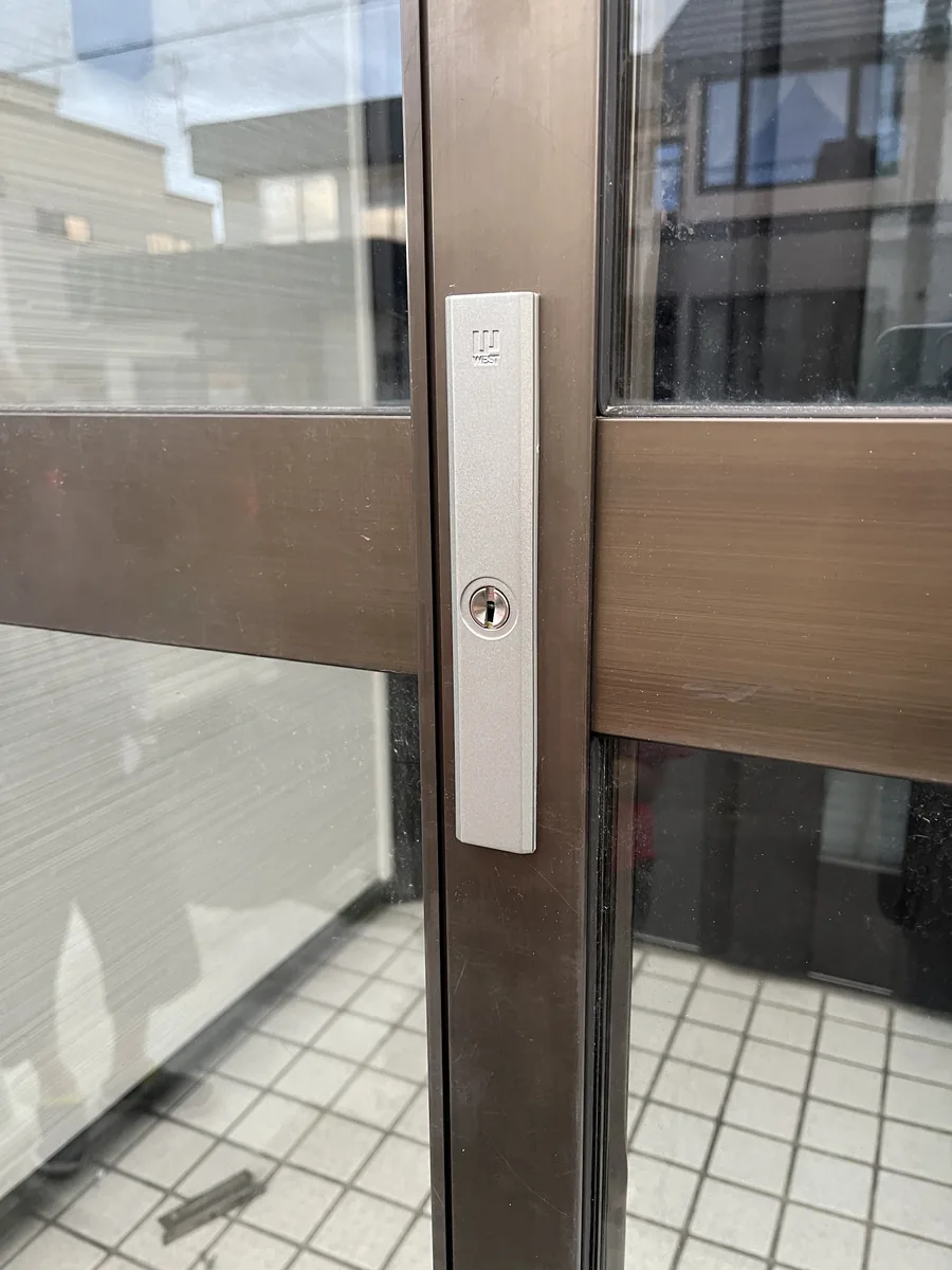 玄関フードの引き戸錠をWEST 333へ交換し使い勝手と防犯性を改善（札幌市西区）